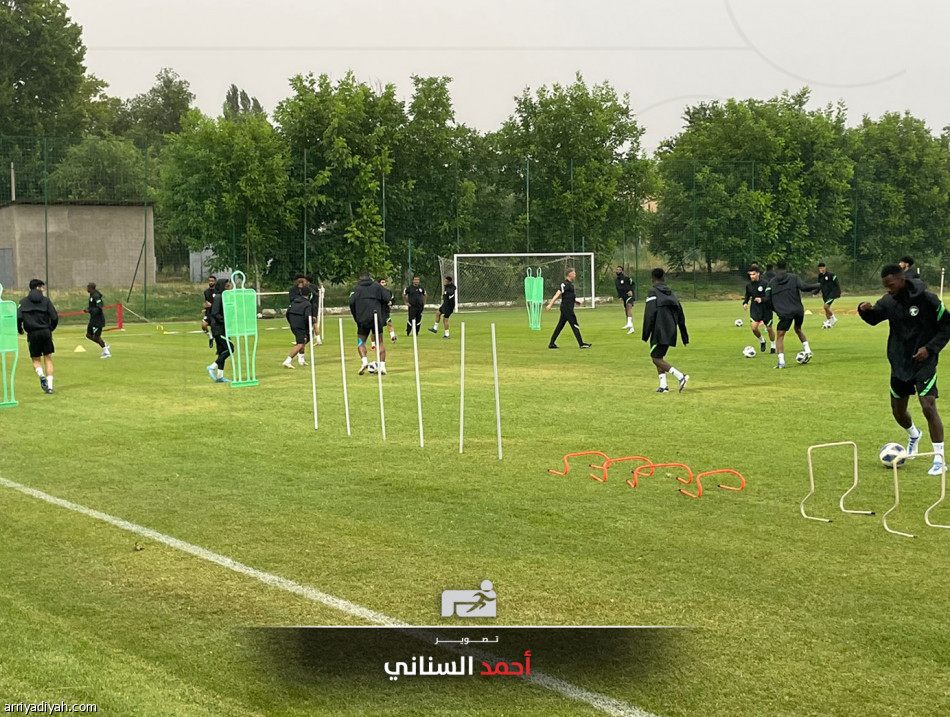 قبل فيتنام.. الشهري يركز على الكرات الثابتة