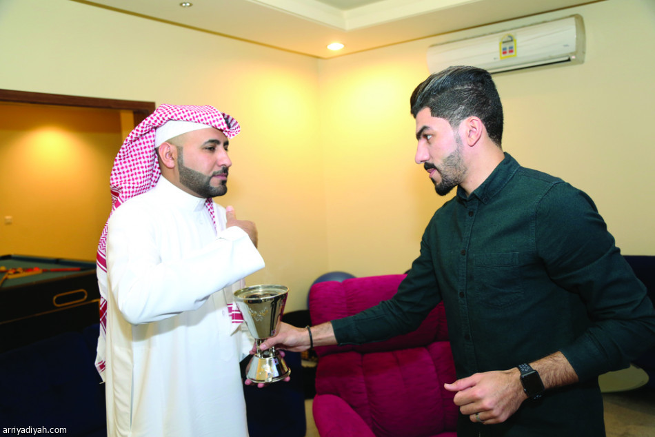الأهلاويون كسروا زجاج سيارتي