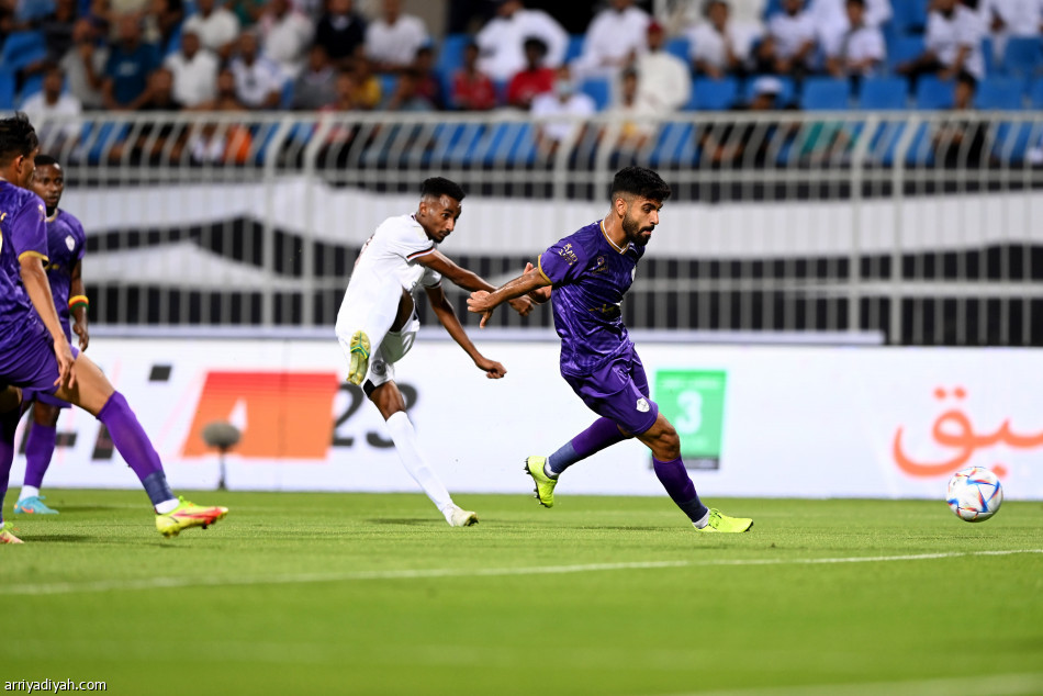 الشباب يكتسح الطائي.. ويتصدر