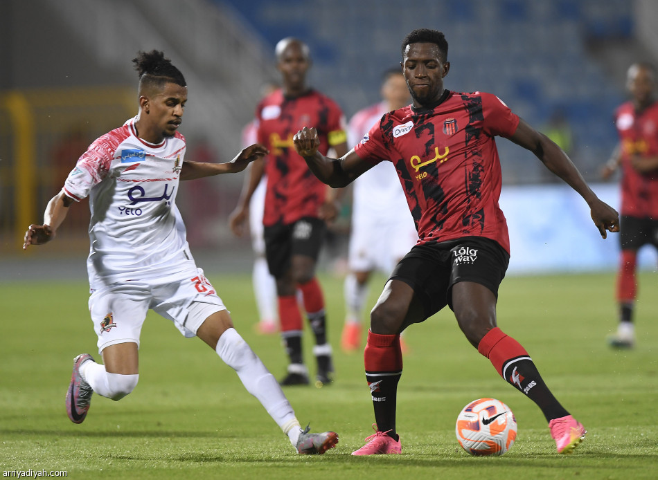 الرياض  يحقق فوزه الأول في الدوري