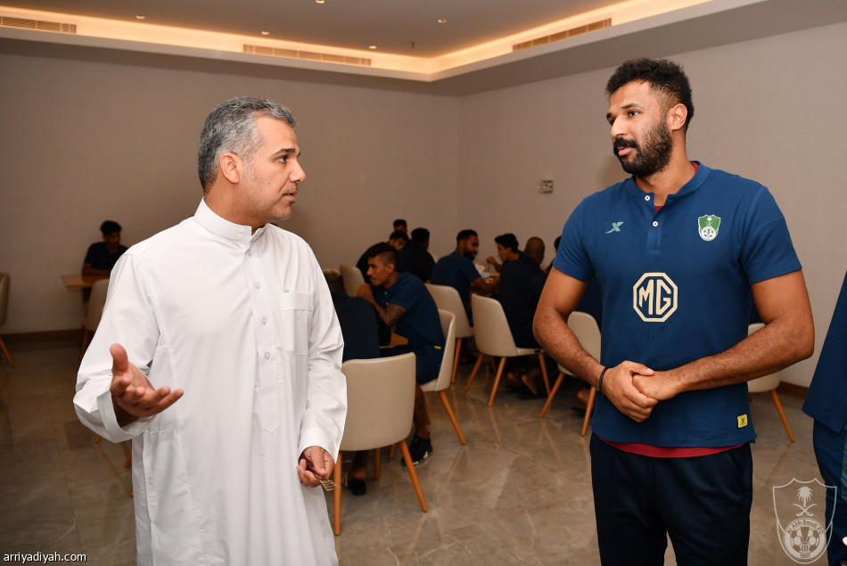 قبل لقاء الفتح.. النفيعي يجتمع باللاعبين