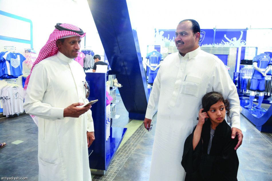 متجر الهلال.. سياحة وتسوق