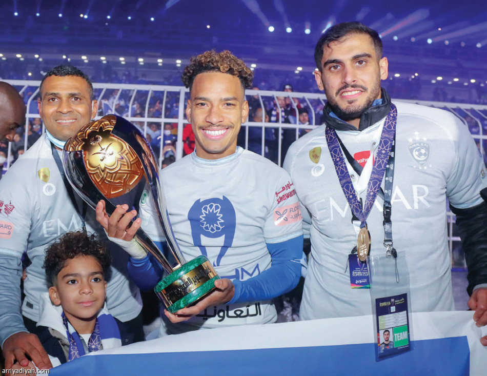 الأزرق.. 
3 بطولات في 221 يوما