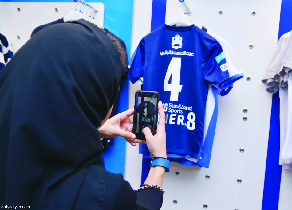 زحام واحتفال في متجر الهلال