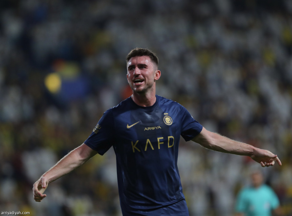 النصر يلاحق الصدارة بثنائية الخليج