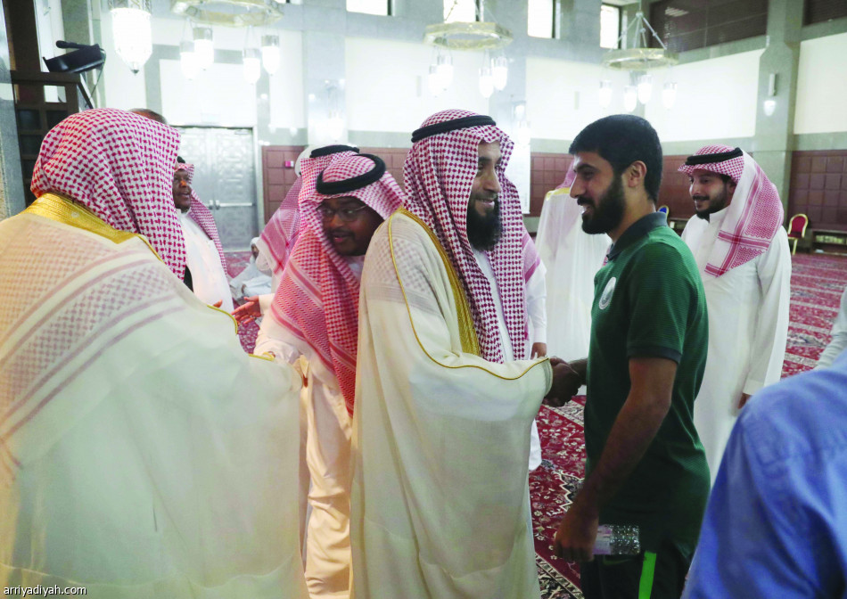 السهلاوي والرويلي يصليان العيد في “الشاطئ”