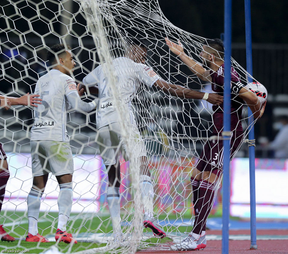 الهلال يستعيد توازنه بثلاثية الفيصلي