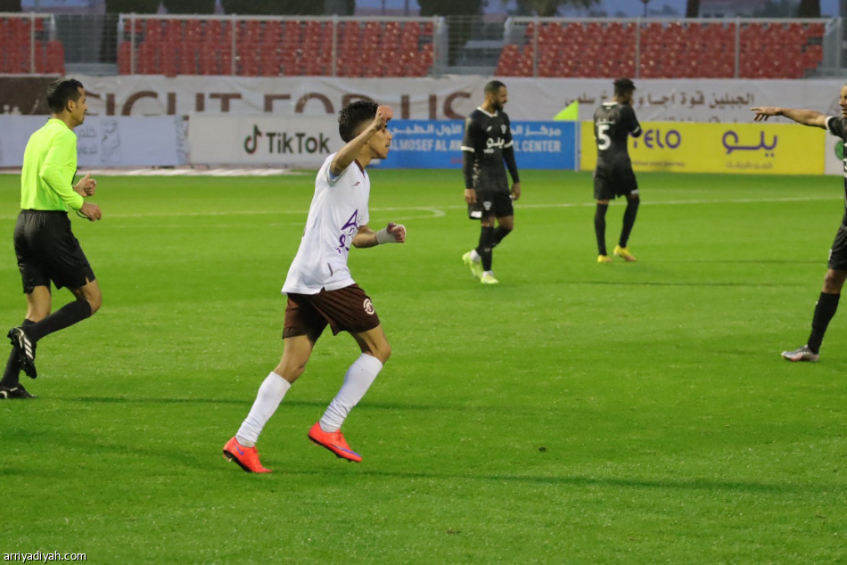 الجبلين يقلبها على هجر بثلاثية في «يلو»