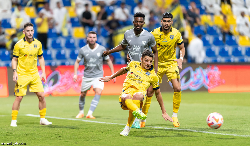 بثلاثية الطائي.. التعاون يعتلي صدارة روشن مؤقتا