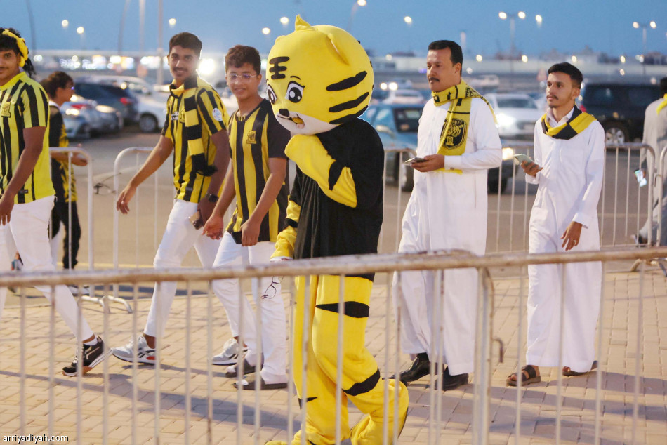 رومارينيو.. 
يضيف الرأسي الـ 11