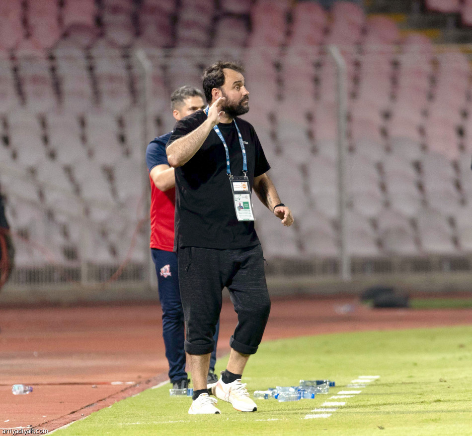 الخامسة تواليا 
الأرض تعاند الوحدة