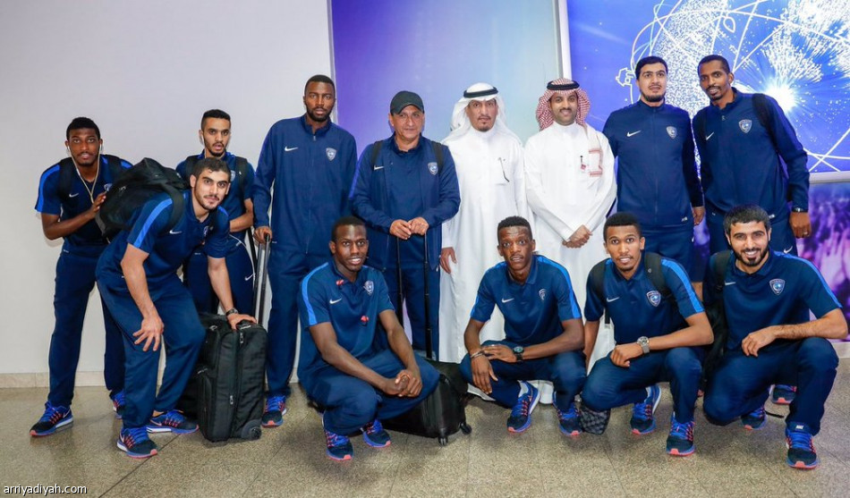 جماهير عمانية تحتشد في مطار مسقط لاستقبال أبطال الدوري