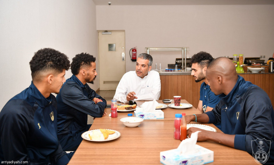 قبل لقاء الفتح.. النفيعي يجتمع باللاعبين