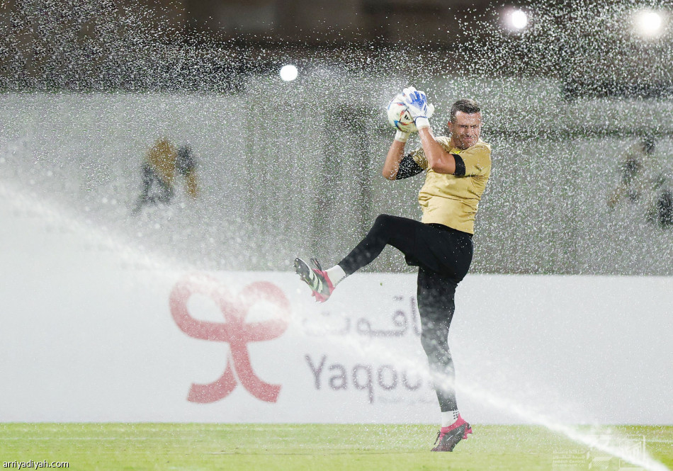 سانتو
يستهدف الركلات الحرة