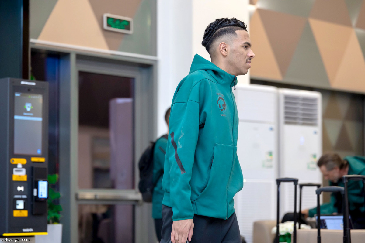 «الصقور» تطير