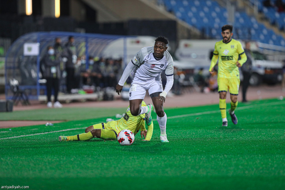 التعاون يضاعف معاناة الحزم بثنائية