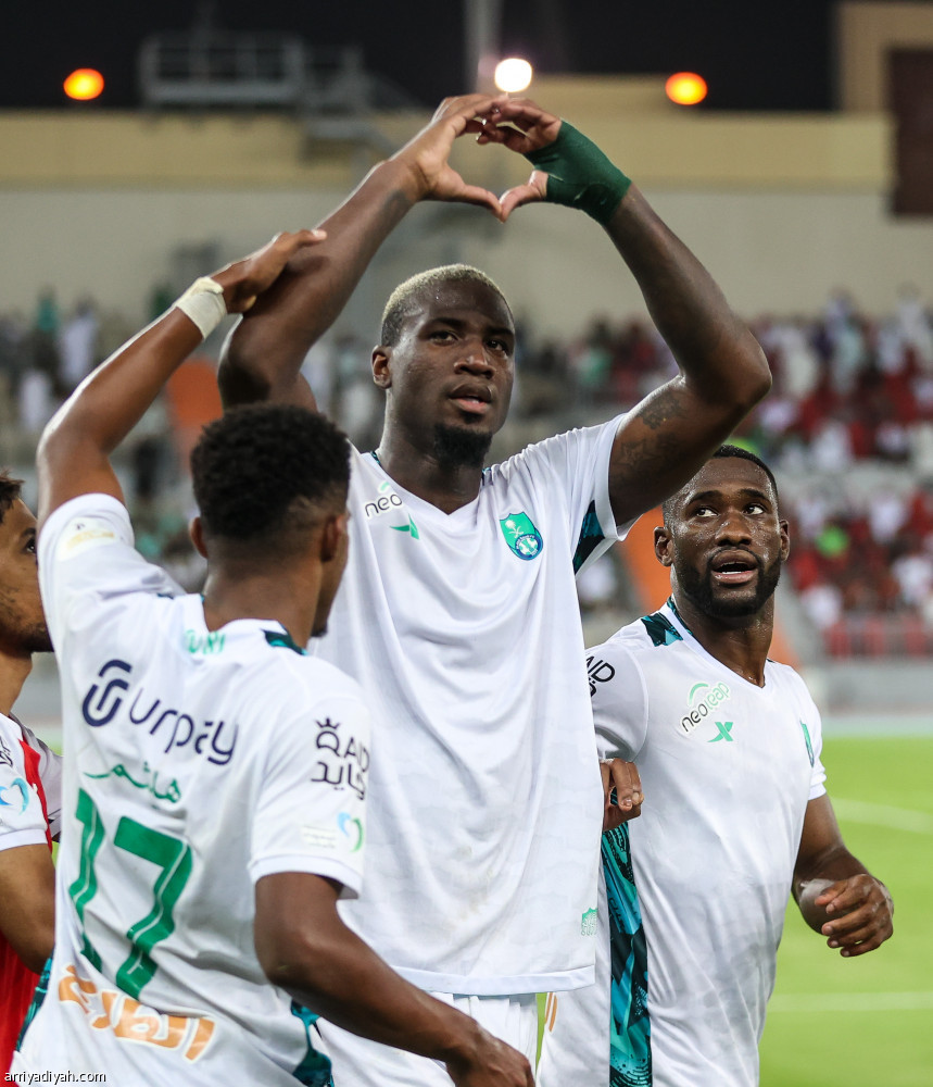 الأهلي يلامس الصعود بنقاط العين