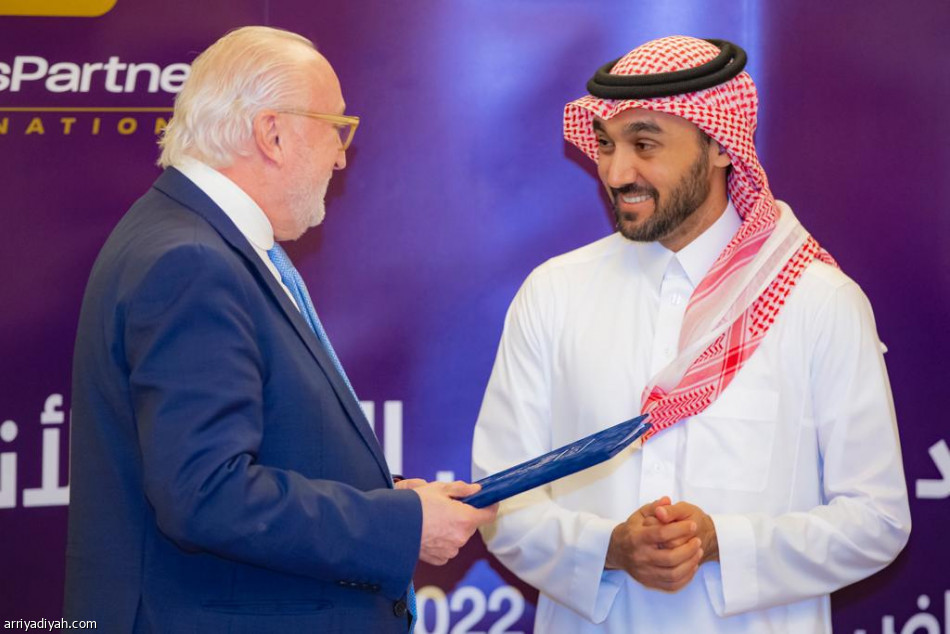 «العربي» يوقع عقد رعاية بطولة الأندية