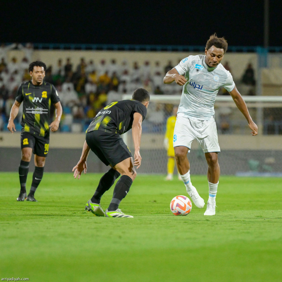 بين الكعب والركبة..
سحر بنزيما مستمر