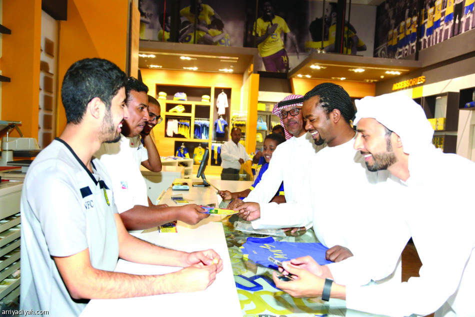 مشجعون إماراتيون في متجر النصر