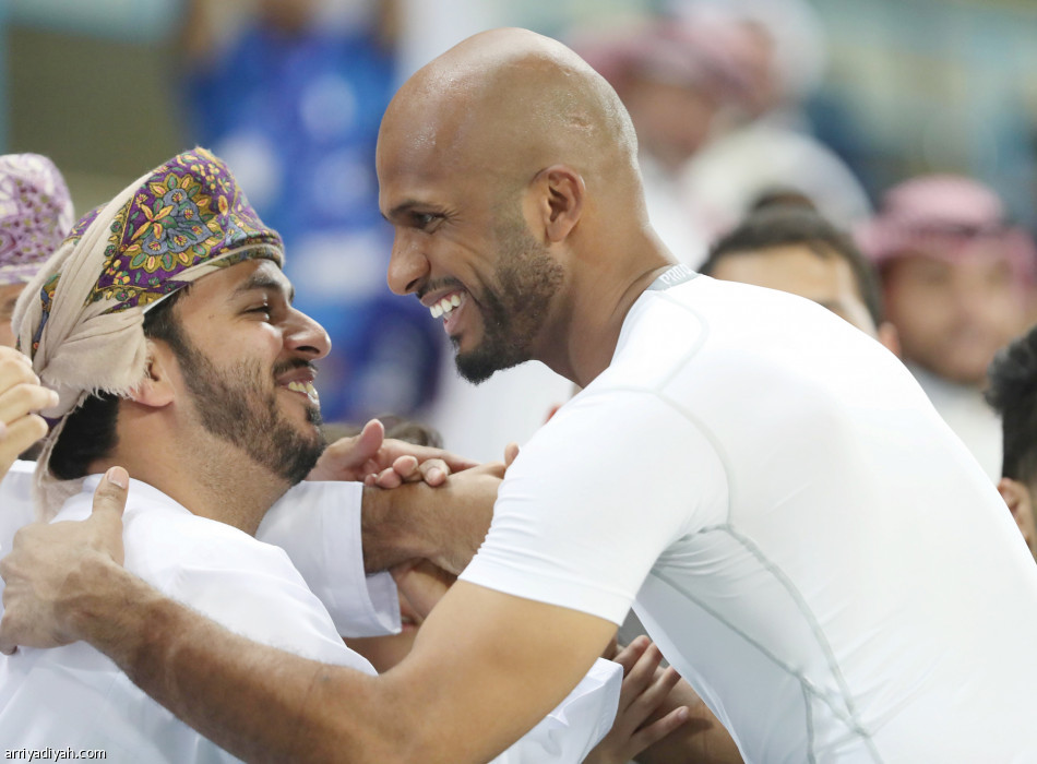 الجماهير العمانية تحتفي بالحارس علي الحبسي