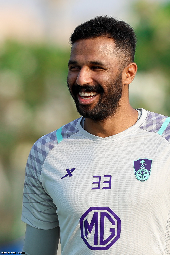 العويس يعود.. والأهلي يتدرب فترتين