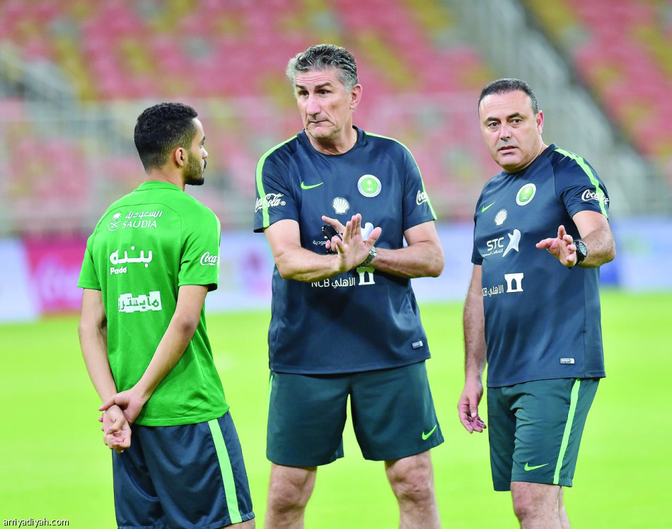 باوزا يختبر بدلاء السعودية أمام غانا