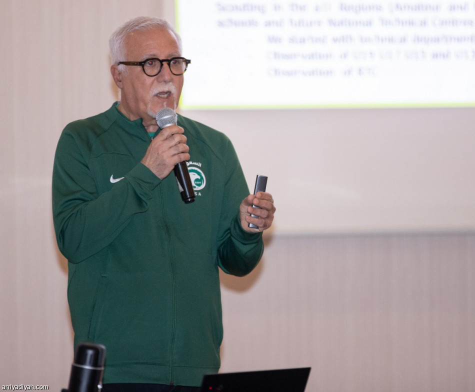 الإدارة الفنية تناقش استراتيجية المنتخبات السعودية