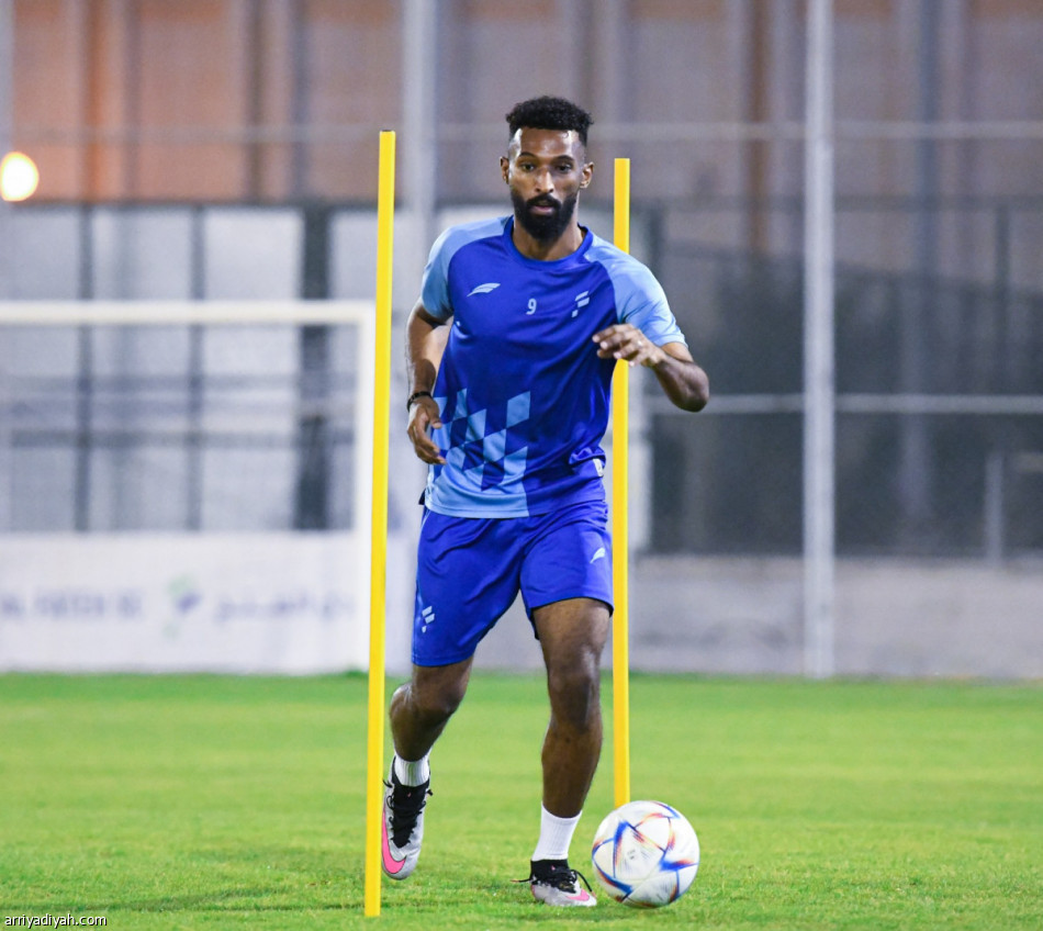 قبل النصر.. دونيس يقسم لاعبي الفتح