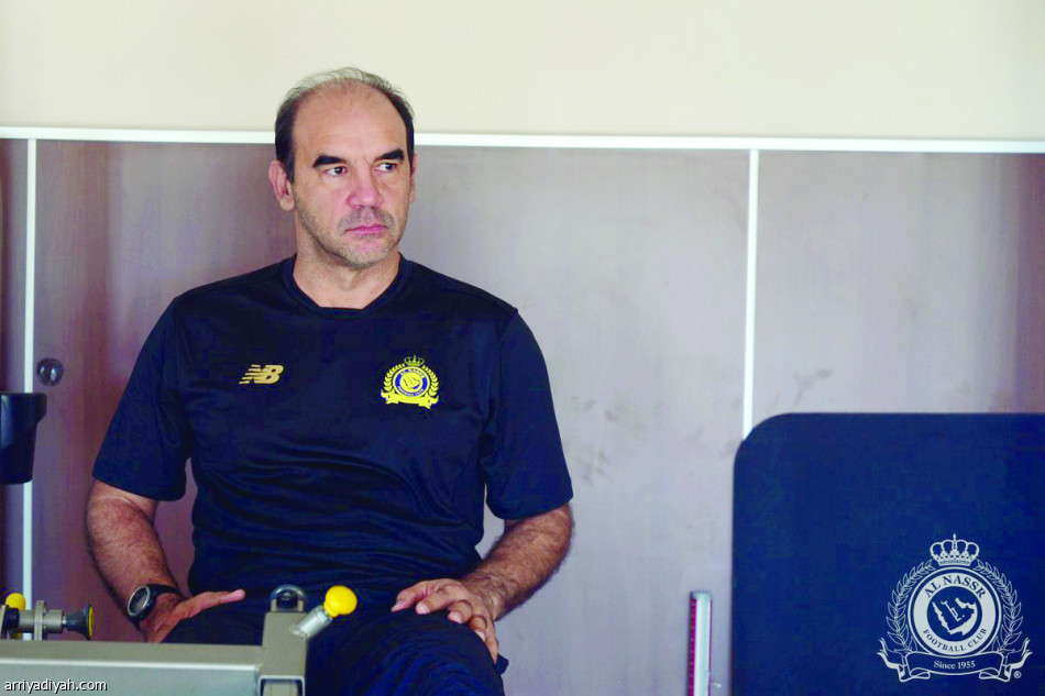 جوميز للاعبي النصر: رواتبكم الأسبوع المقبل