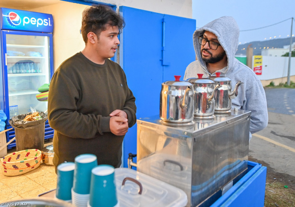 شقيقان 
يستقبلان الجمهور بـ «الكيف»