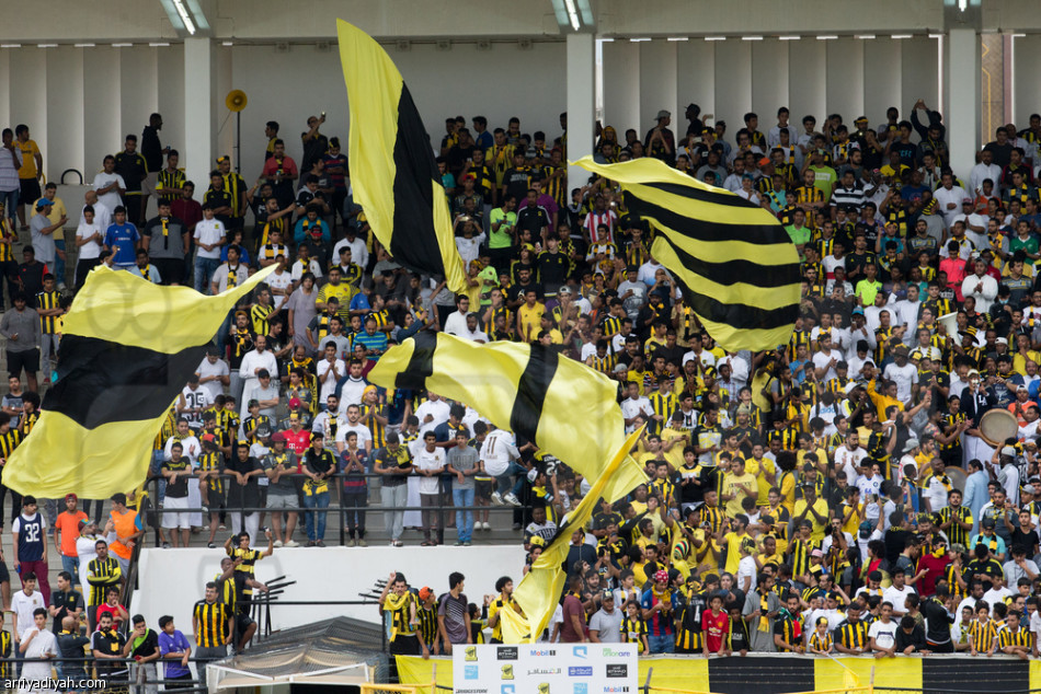 الاتحاد يحتفل بكأس ولي العهد وسط جماهيره