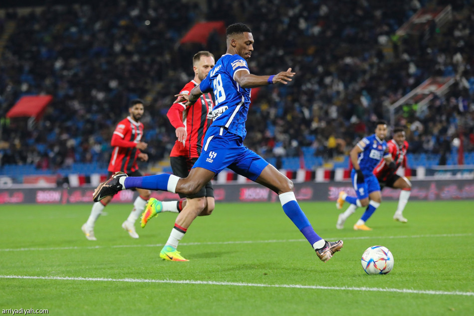 الرائد يخطف نقطة ثمينة من الهلال