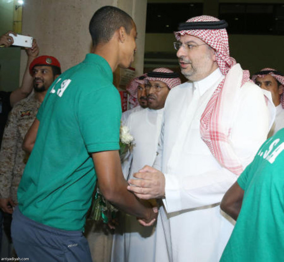 عبدالله بن مساعد يستقبل الأخضر الشاب
