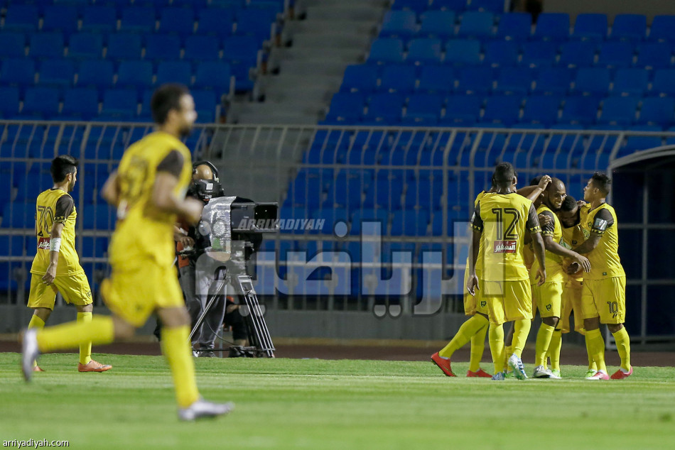 الحارس بن مصطفى يهدي أحد فوزاً ثميناً