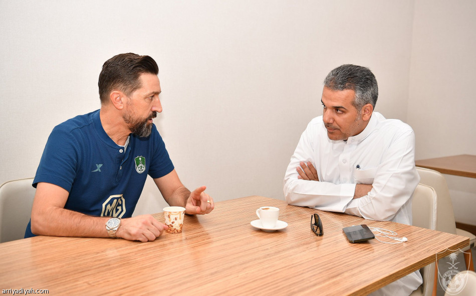 قبل لقاء الفتح.. النفيعي يجتمع باللاعبين