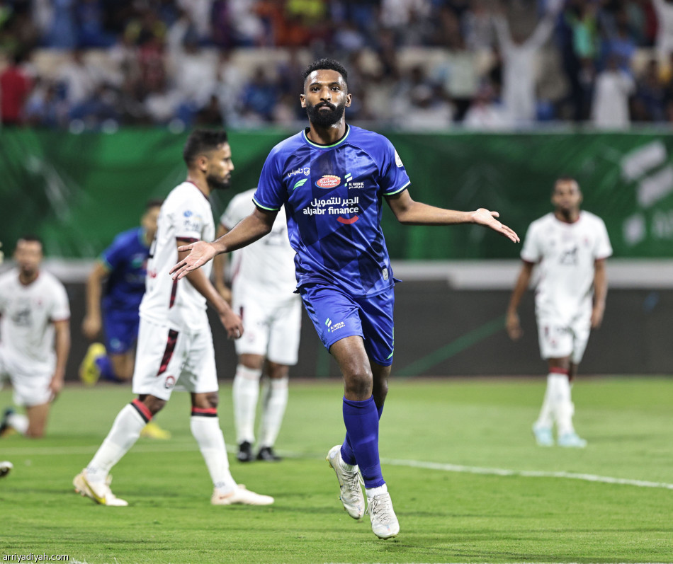 بـ 10 لاعبين.. الفتح يكسب الرائد