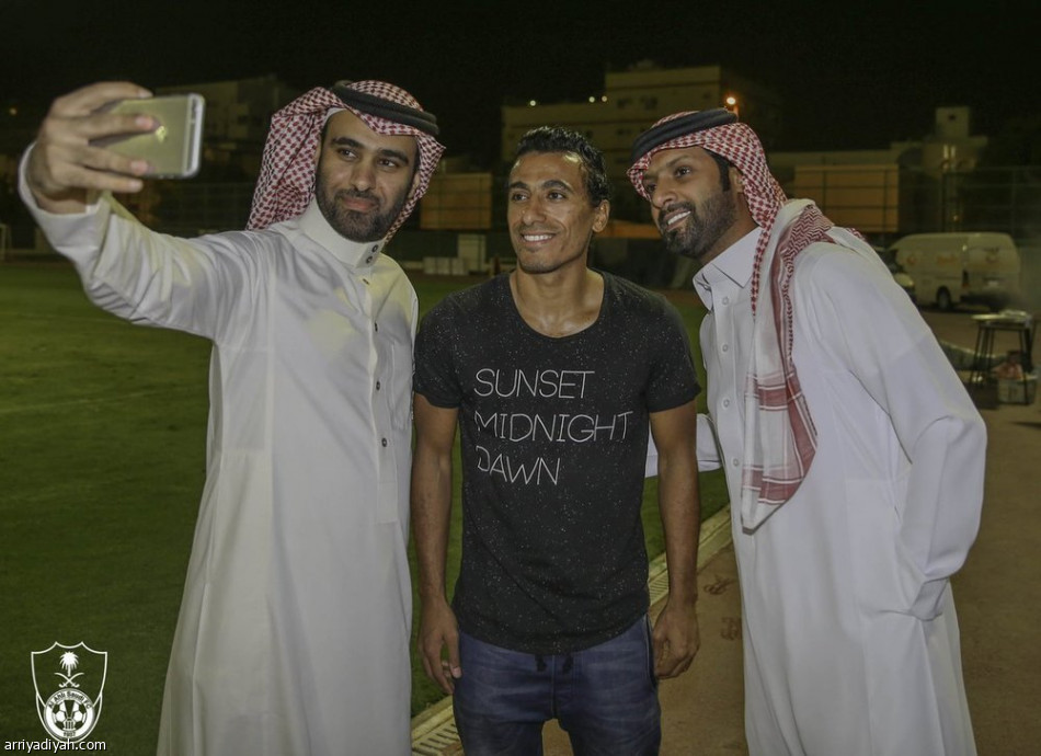 عبدالشافي يُقيم مأدبة عشاء للأهلاويين قبل موقعة العين