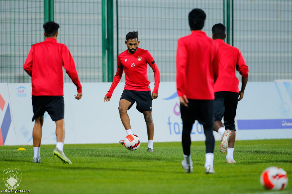 ريزتش يجمتع بلاعبي ضمك