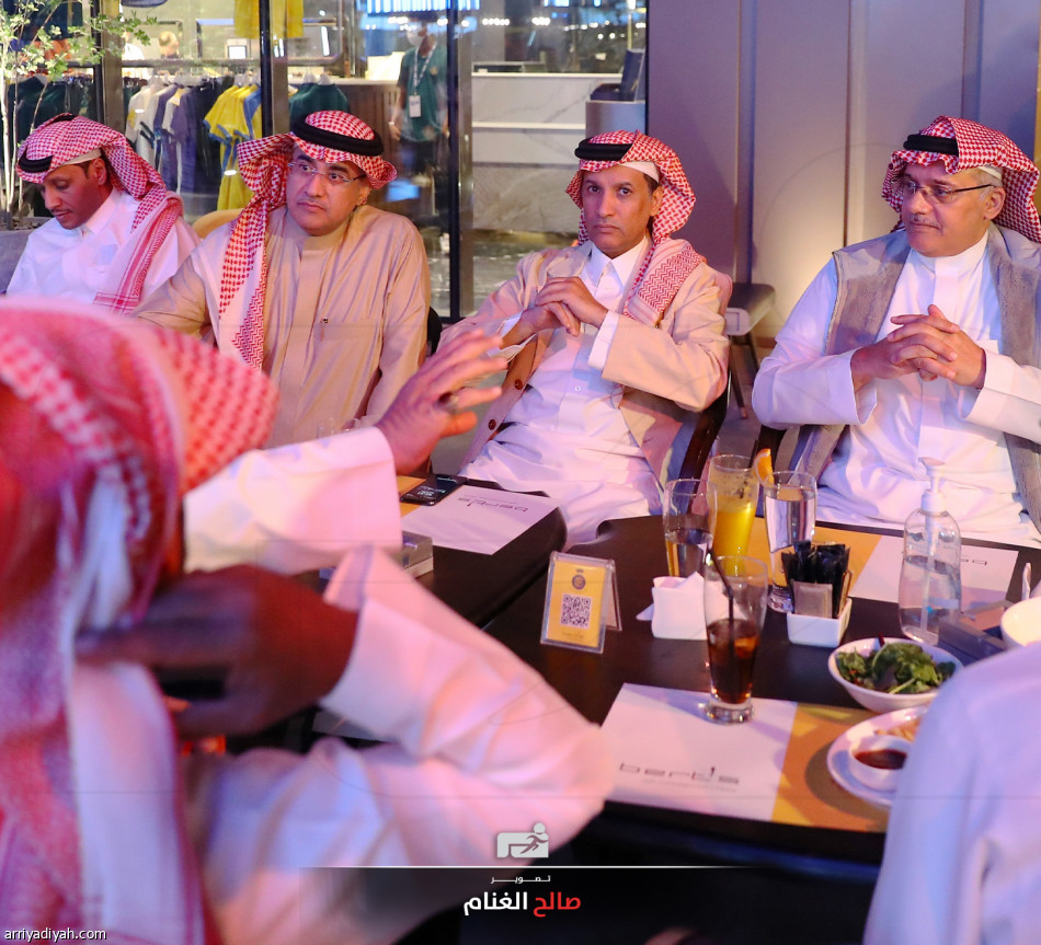 بوليفارد.. الوليد بن بدر يجمع النصراويين في مقهى الأصفر