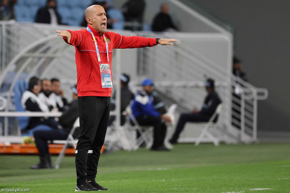 الأزرق
يحافظ على تقاليد الأبطال