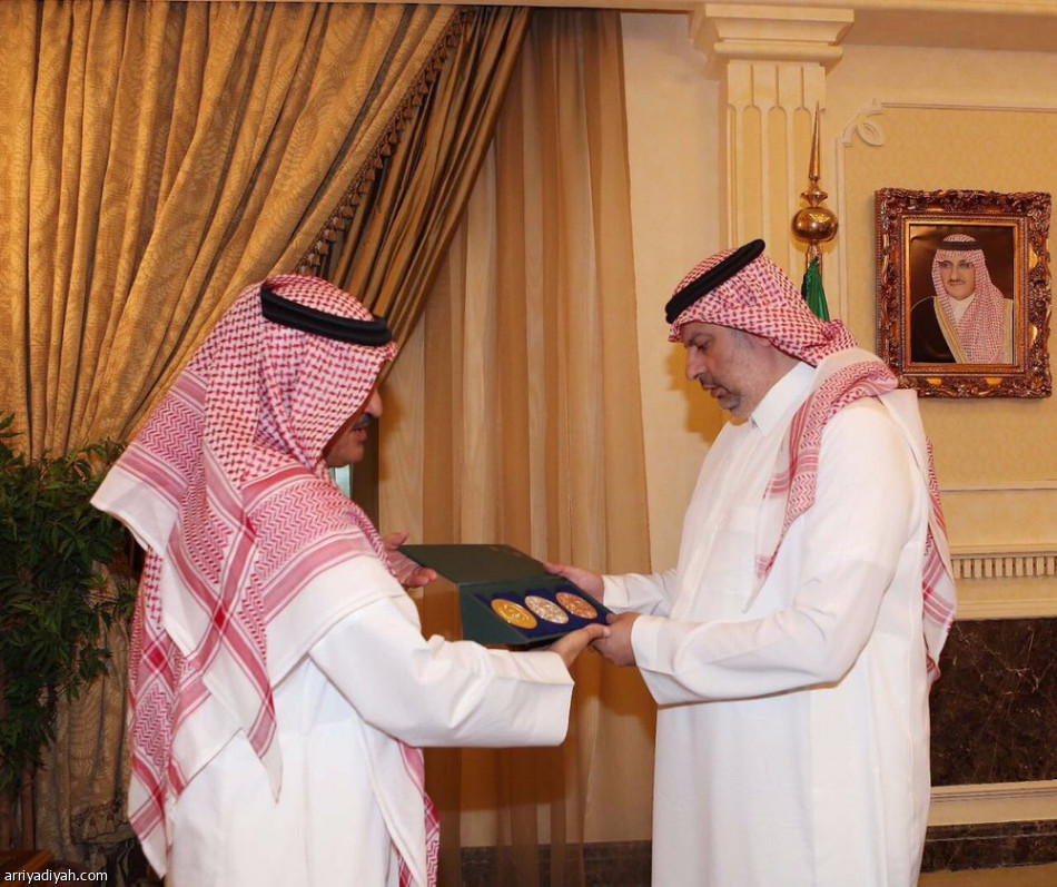 عبدالله بن مساعد يطلع على ميداليات دورة ألعاب التضامن الإسلامي