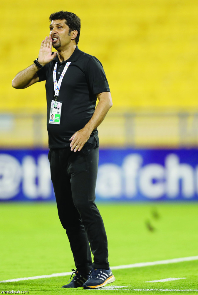 الحكم يطرد المدرب