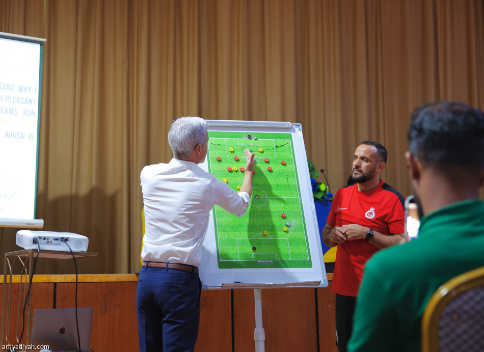 كاسترو يكشف آليات التدريب أمام أكثر من 100 مدرب