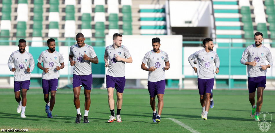 الأهلي.. السومة يداعب الكرة