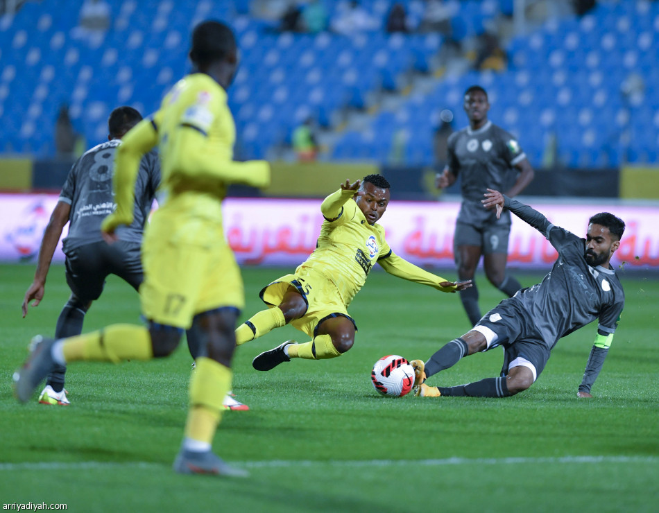 التعاون يحبط مفاجأة الطائي