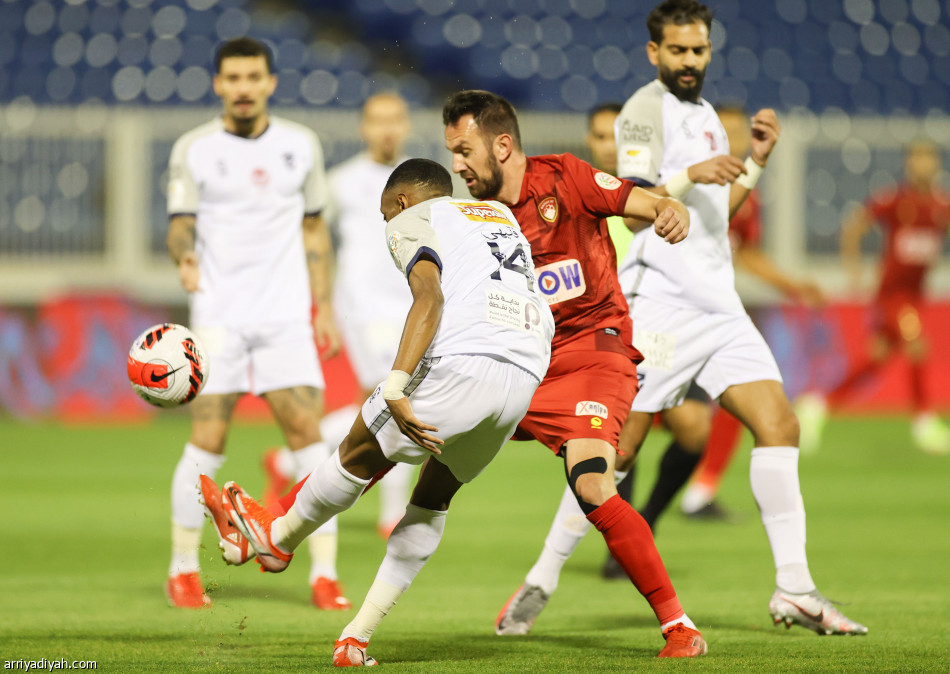 ضمك يقتنص نقاط الحزم بـ«جزائية قاتلة»