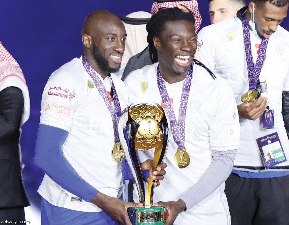 الأزرق.. 
3 بطولات في 221 يوما