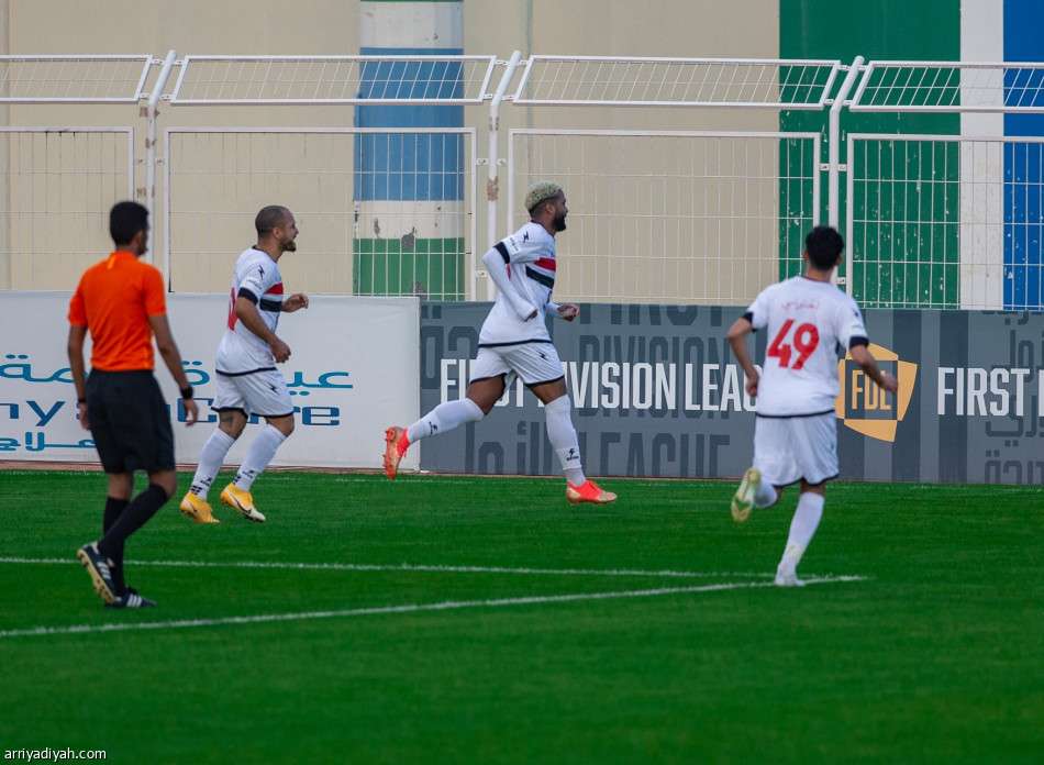 الرياض يضاعف معاناة الشعلة في «يلو»