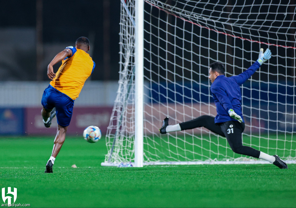 الهلال.. فييتو يلامس الكرة